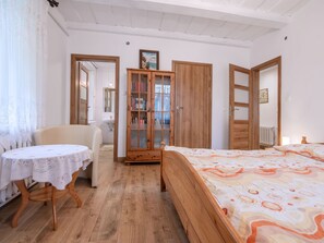 4 habitaciones y tabla de planchar con plancha