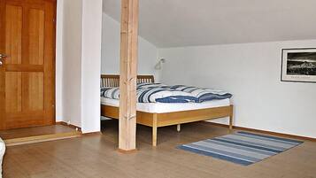 4 bedrooms, desk, Internet