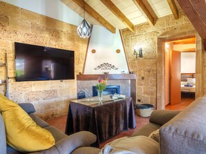 Een televisie en een open haard