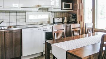 Refrigerador, microondas, lavavajillas, silla alta para bebés