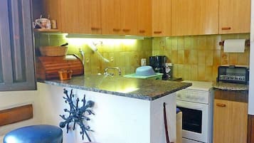 Kühlschrank, Ofen, Kochgeschirr/Geschirr/Besteck, Esstisch