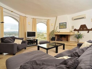 Televisión y chimenea 