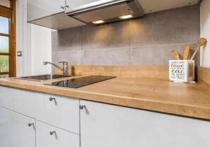 Kühlschrank, Ofen, Kochgeschirr/Geschirr/Besteck