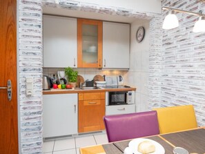 Kühlschrank, Toaster, Hochstuhl, Kochgeschirr/Geschirr/Besteck