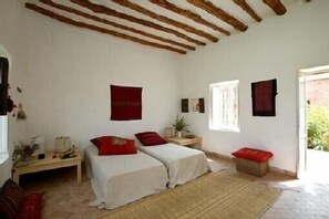 6 habitaciones, tabla de planchar con plancha, cuna de viaje y wifi 