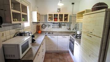 Kühlschrank, Mikrowelle, Ofen, Kochgeschirr/Geschirr/Besteck