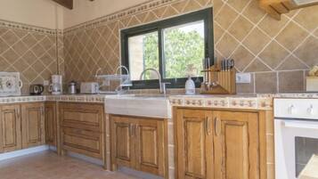 Een koelkast, een magnetron, een oven, een vaatwasser