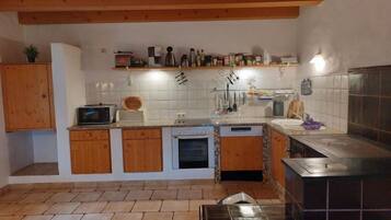 Kühlschrank, Mikrowelle, Ofen, Geschirrspüler