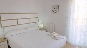 3 slaapkamers, een bureau, een strijkplank/strijkijzer, internet