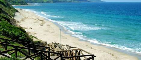 Una spiaggia nelle vicinanze