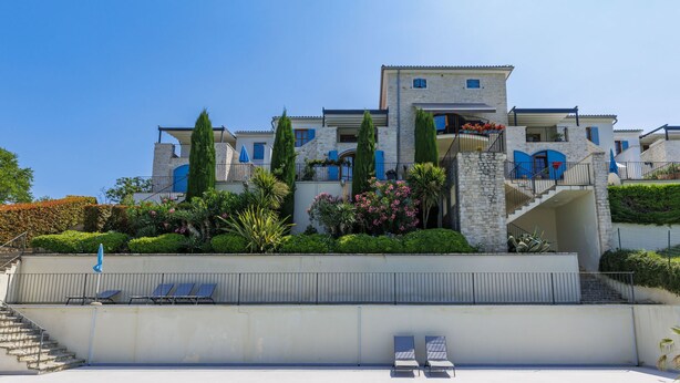 Un edificio grande y moderno con piscina delantera.