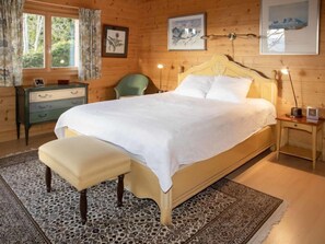 5 bedrooms, desk, free Internet