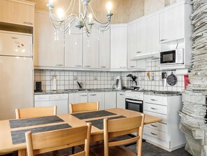 Fridge, microwave, dishwasher, cookware/dishes/utensils