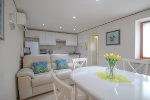 Apartment, eigener Pool (Ivana A4) | Wohnbereich | Flachbildfernseher
