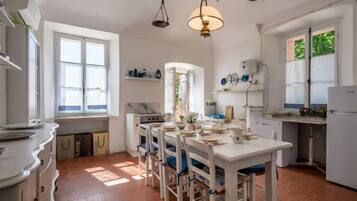 Kühlschrank, Mikrowelle, Ofen, Geschirrspüler