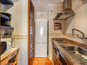 Refrigerador, microondas y utensilios de cocina