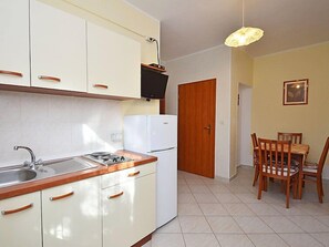 Fridge, cookware/dishes/utensils