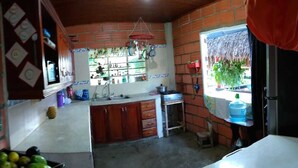 Shared kitchen facilities - Hostal Villa Juliana (Planeta Rica)