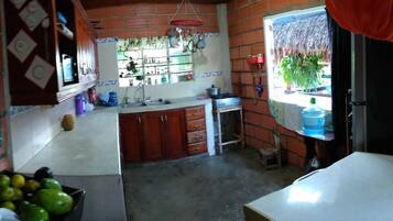 Frigorífico, microondas y utensilios de cocina