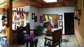 Lobby sitting area - Hostal Villa Juliana (Planeta Rica)