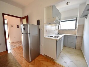 Kühlschrank, Geschirrspüler, Kochgeschirr/Geschirr/Besteck