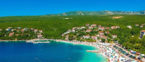 بالقرب من الشاطئ