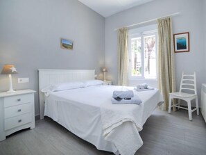 4 Schlafzimmer, Schreibtisch, Bügeleisen/Bügelbrett