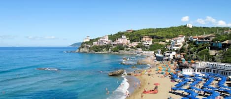 Una spiaggia nelle vicinanze