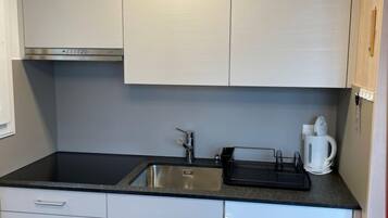 Réfrigérateur, batterie de cuisine, vaisselle et ustensiles