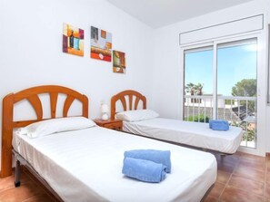5 habitaciones, tabla de planchar con plancha y internet