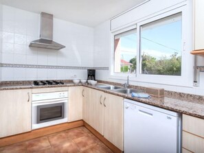 Een koelkast, een microgolfoven, een oven, een vaatwasser