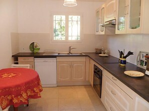 Kühlschrank, Mikrowelle, Ofen, Geschirrspüler