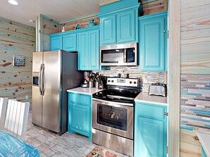 Talo, useita sänkyjä, patio | Yksityinen keittiö | Liesi, astianpesukone, kahvin-/teenkeitin