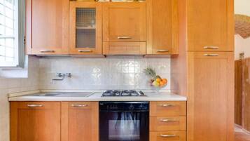 Kühlschrank, Ofen, Kochgeschirr/Geschirr/Besteck