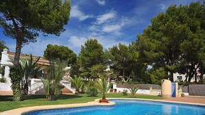 Una piscina rodeada de árboles y edificios.