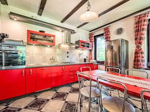 Fridge, oven, dishwasher, cookware/dishes/utensils