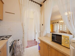 Kühlschrank, Mikrowelle, Ofen, Kochgeschirr/Geschirr/Besteck