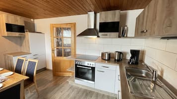 Kühlschrank, Ofen, Geschirrspüler, Kochgeschirr/Geschirr/Besteck