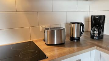 Kühlschrank, Ofen, Geschirrspüler, Kochgeschirr/Geschirr/Besteck