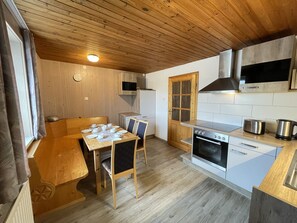 Kjøleskap, ovn, oppvaskmaskin og kjøkkenutstyr