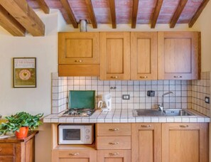 Réfrigérateur, micro-ondes, batterie de cuisine, vaisselle et ustensiles