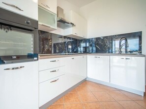 Réfrigérateur, micro-ondes, batterie de cuisine, vaisselle et ustensiles