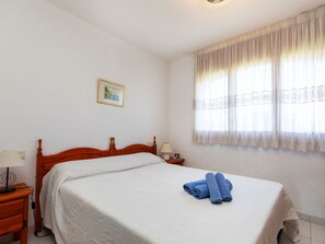 2 bedrooms, iron/ironing board, internet