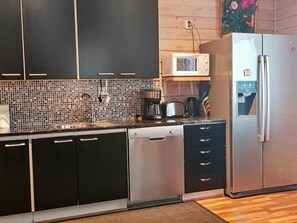 Kühlschrank, Mikrowelle, Geschirrspüler, Kochgeschirr/Geschirr/Besteck