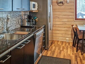 Kühlschrank, Mikrowelle, Geschirrspüler, Kochgeschirr/Geschirr/Besteck