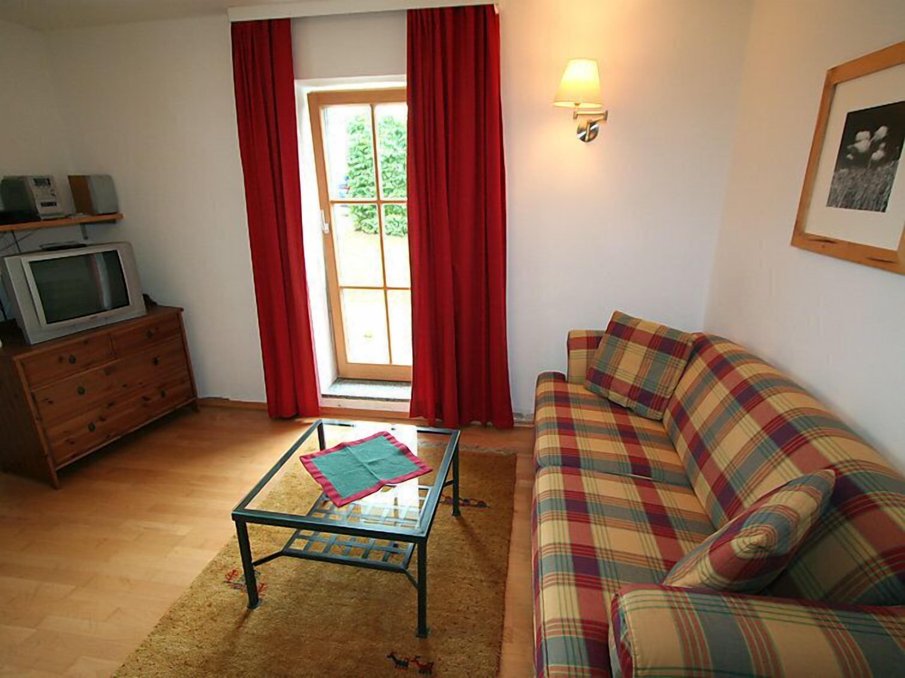 Una televisión, una chimenea