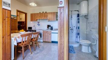 Fridge, oven, cookware/dishes/utensils