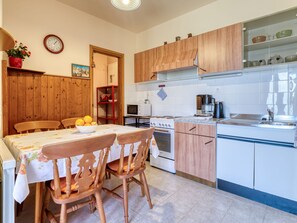 Refrigerador, horno y utensilios de cocina 