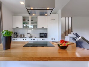 Kühlschrank, Mikrowelle, Ofen, Geschirrspüler