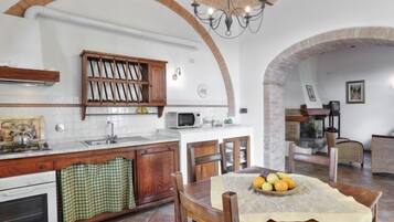 Frigorifero, forno, lavastoviglie, pentole/stoviglie/utensili